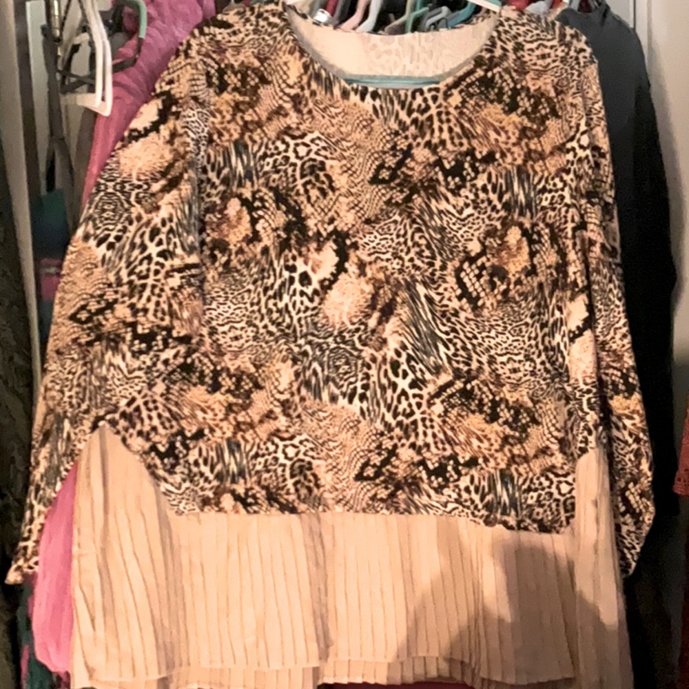 DG2 by Dianne Gilman, Cute 2-Tiered Top 3x detailing pleats are dist☺️🫶🎯👠❣️